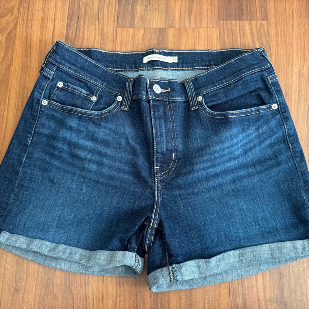 Levi’s women shorts mid length size 32